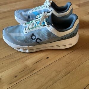 ON CLOUS SHOES SIZE 11 WOMENS